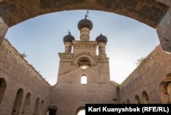 Ескі шіркеудің қасбеті – іштен қарағанда. Дербісек ауылы, Сарыағаш ауданы, Түркістан облысы. 5 маусым 2020 жыл.