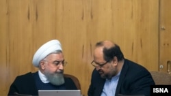 حسن روحانی، رئیس‌جمهوری ایران، در حال صحبت با محمد شریعتمداری، وزیر صنعت، معدن و تجارت.