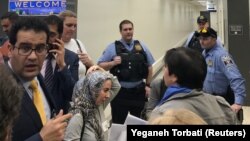 فرودگاه دالس واشینگتن در ژانویه گذشته: شماری از وکلا و حقوق‌دانان در انتظار دسترسی که افرادی که جلوی ورودشان گرفته شده بود 