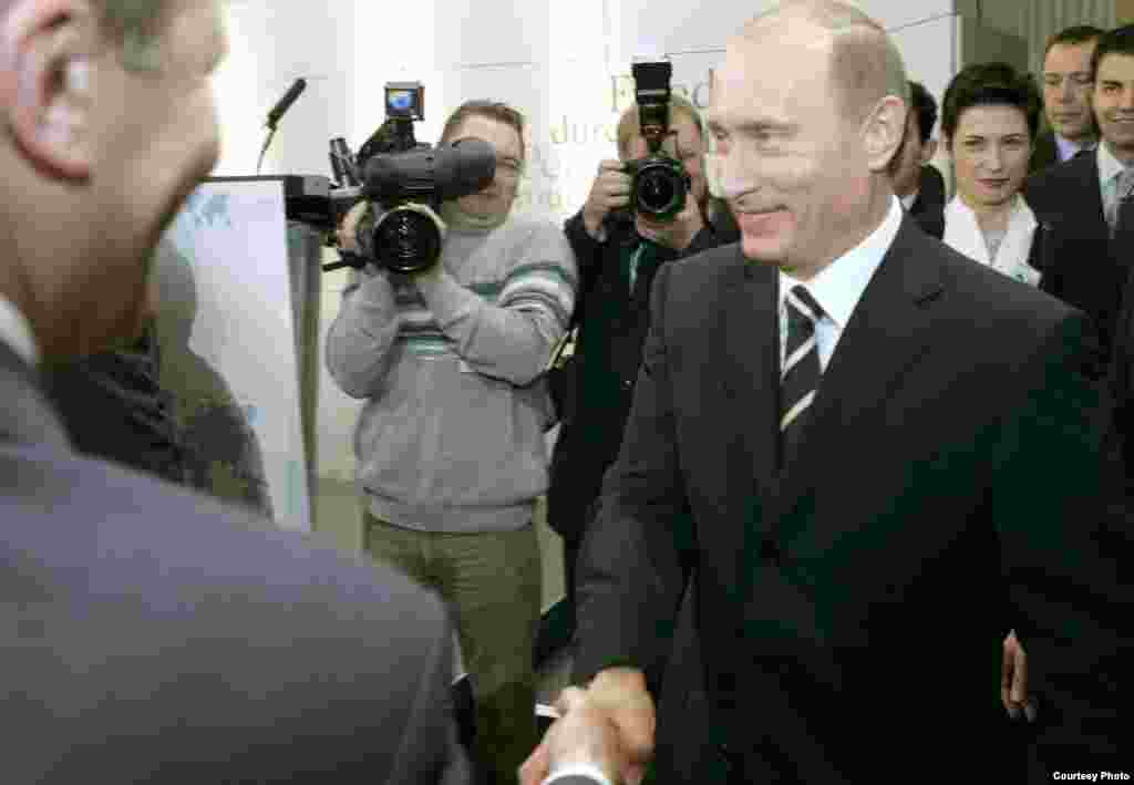 رییس جمهور روسیه درحال ورود به سالن کنفرانس.