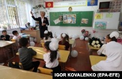 В Кыргызстане в школах трудится 82 тысячи учителей, две трети которых работают в сельской местности.