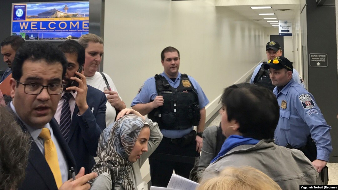 Gužva na aerodromu Dulles nakon što je Donald Trump potpisao uredbu kojom se zabranjuje ulazak državljanima sedam zemalja u SAD, Washington