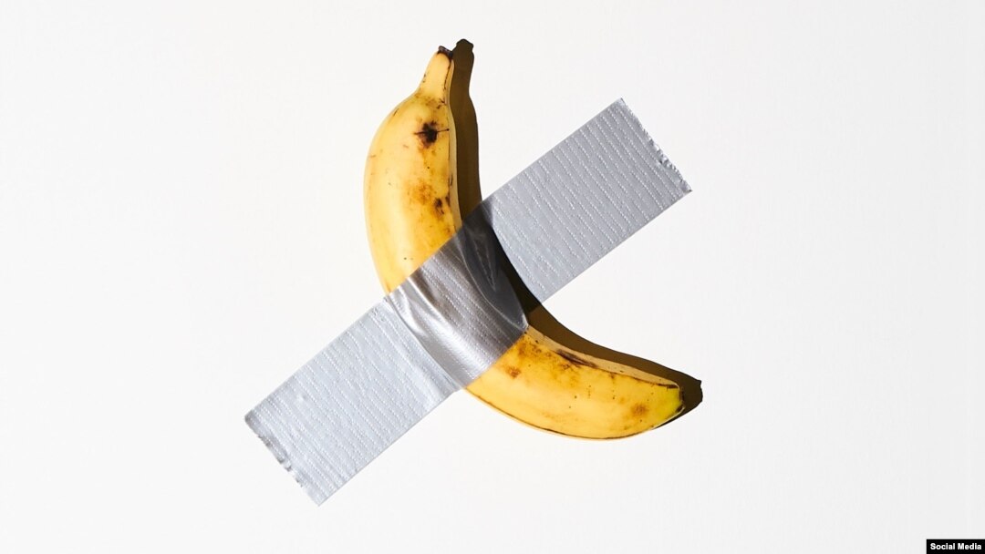 Maurizio Cattelan a vândut lucrarea din imagine, intitulată „Comedianul”, cu 125.000 de dolari. Ulterior, banana a fost mâncată de un alt artist