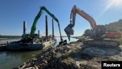 Excavatoare la lucru la Izvoarele, în România, unde se încearcă devierea unui volum mai mare de apă spre centrala Cernavodă.