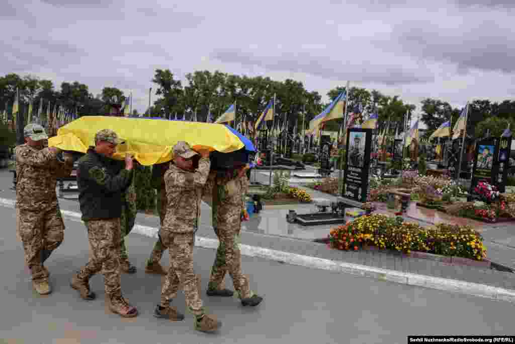 Обидва чоловіки служили на одній САУ і загинули 22 липня 2025 року під час виконання бойового завдання на Сумському напрямку. Військові потрапили під удар керованої авіабомби. Через влучання загинули всі члени екіпажу, серед яких і двоюрідні брати Микола Новгородцев і Віталій Бондаренко. Їхні тіла вдалося ідентифікувати за результатами ДНК-експертиз лише через рік після загибелі