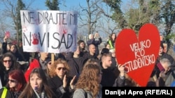 Okupljeni na protestu podrške zaposlenima na Radio-televiziji Vojvodine, Novi Sad, 27. decembar 2024.