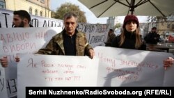 Під час акції «Запитай у президента» перед будівлею, де проходить пресмарафон президента України Володимира Зеленського. Одне із запитань: «Чому зменшується фінансування армії?». Київ, 10 жовтня 2019 року