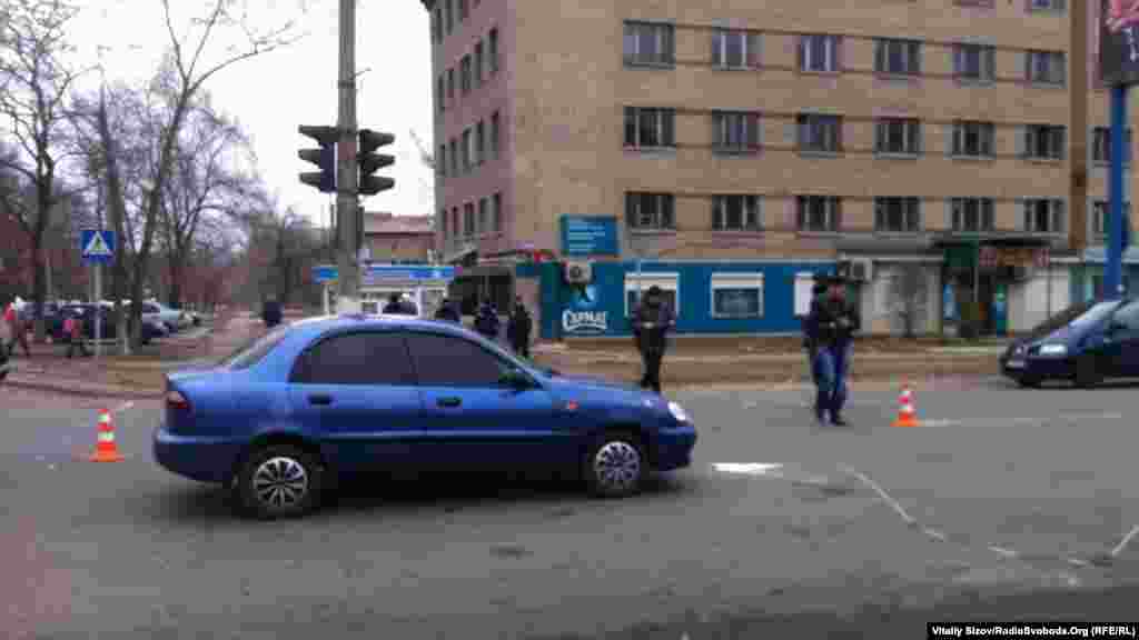 17 березня у Костянтинівці цивільне авто збило пенсіонерку.&nbsp;​Натовп намагався лінчувати водія. Йому розбили окуляри, але у конфлікт втрутились правоохоронці і сутичку зупинили