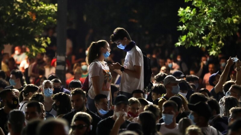 Завршија неколкучасовните мирни протести во Србија  