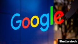 Логотип Google на здании компании