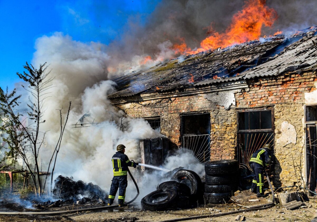 Війська РФ ввечері завдали ударів одразу по двох підприємствах в Херсоні – ДСНС