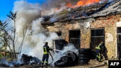 Пожежники гасять пожежу на складі після обстрілу в Херсоні, фото ілюстративне 