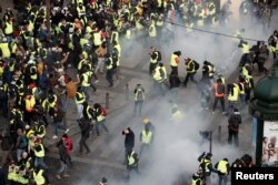 تجمعات اعتراضی در پاریس و شماری دیگر از شهرهای فرانسه روز شنبه برای چهارمین هفته پیاپی ادامه یافت و پلیس برای متفرق کردن معترضان از خودروهای آب‌پاش و گاز اشک‌آور استفاده کرد.