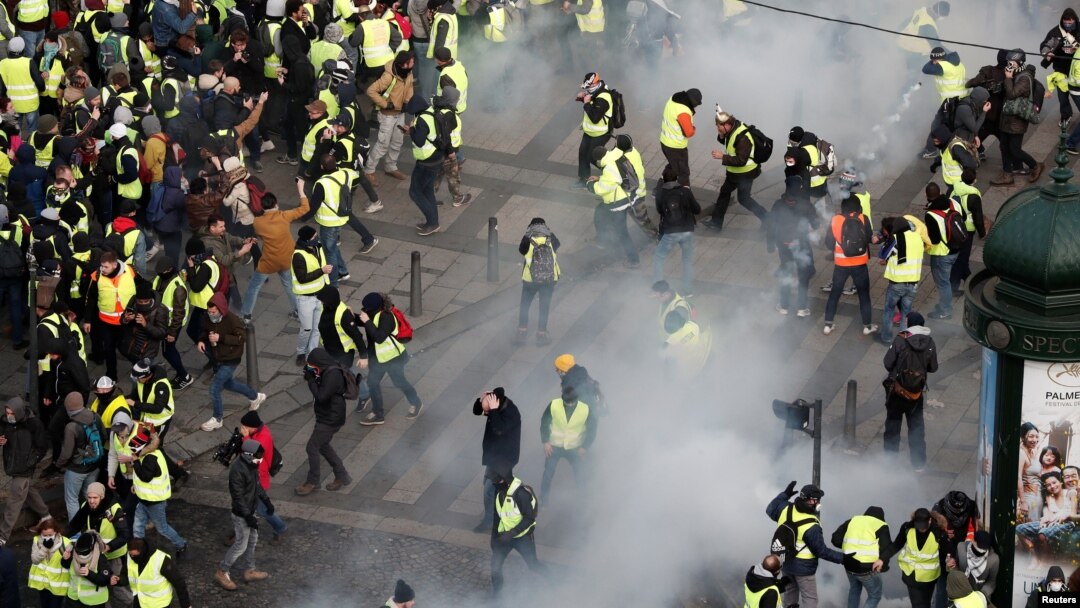 Protestatari cu veste galbene pe Champs-Elysees, 8 decembrie 2018