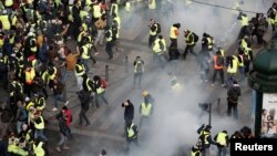 Protestatari cu veste galbene pe Champs-Elysees, 8 decembrie 2018