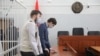 Адвакаты Сяргей Зікрацкі (справа) і Аляксандар Хаецкі падчас суду над Кацярынай Андрэевай і Дар'яй Чульцовай 18 лютага. Ілюстрацыйнае фота. 