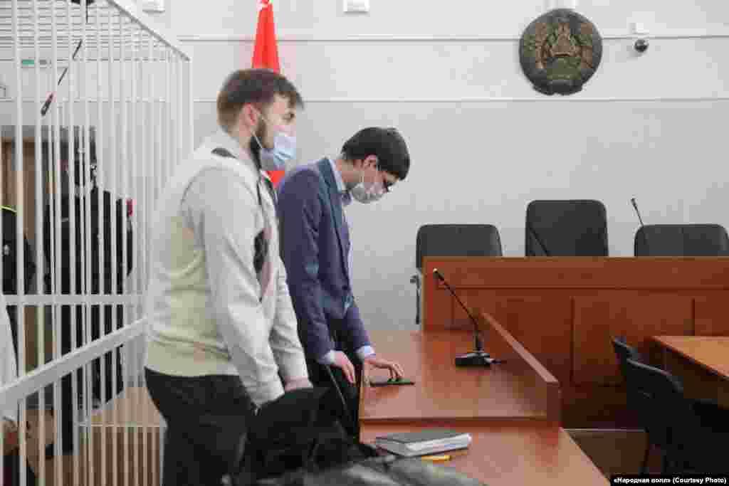 Адвакаты журналістак Сяргей Зікрацкі (справа) і Аляксандар Хаецкі сказалі, што ў судзе абвінавачаньне не прывяло ніводнага доказу віны падсудных