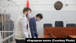 Адвакаты Сяргей Зікрацкі (справа) і Аляксандар Хаецкі падчас суду над Кацярынай Андрэевай і Дар'яй Чульцовай 18 лютага. Ілюстрацыйнае фота. 