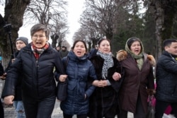 Журналист и редактор газеты «Жас Алаш» Инга Иманбай вместе со своими сторонниками. Алматы, 22 февраля 2020 года.