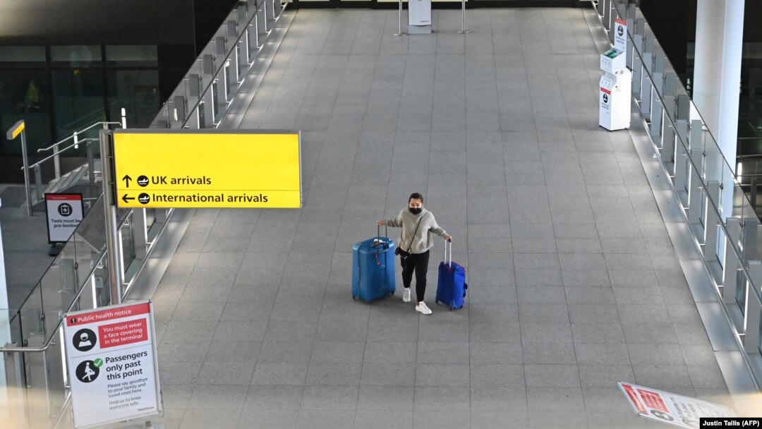 Aeroporturile din Marea Britanie ar urma să primească mai mulți turiști, dacă Guvernul britanic decide simplificarea măsurilor de călătorit.