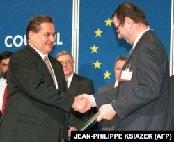 Прем'єр -міністр України Євген Марчук (ліворуч) і секретар Європейської ради Даніель Таршис. Страсбург, 9 листопада 1995 року