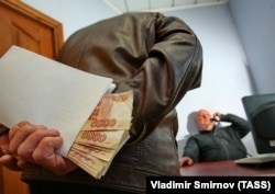 Власти России отчитываются о росте числа раскрытых коррупционных преступлений