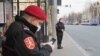 Carabinieri patruland in statiile de transport public pe bulevardul Stefan cel Mare din Chișinău după ce autoritatile au decretat cod rosu de urgenta sanitara, Chisinau, 17 martie 2020.