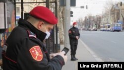 Carabinieri patruland in statiile de transport public pe bulevardul Stefan cel Mare din Chișinău după ce autoritatile au decretat cod rosu de urgenta sanitara, Chisinau, 17 martie 2020.