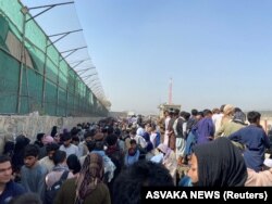 Mii de oameni asediază zilnic aeroportul din Kabul în speranța că vor putea fugi din calea talibanilor.