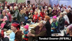 Кок-Таш ауылында сүндет тойға жиналған тұрғындар. Баткен облысы, Қырғызстан. 14 қыркүйек 2011 жыл.