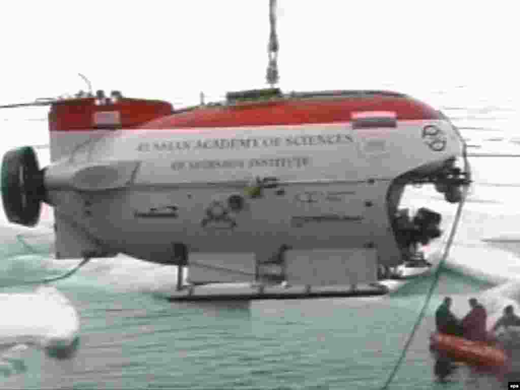 Russia -- A TV grab shows a mini-submarine ready for the mission to the ocean floor in the North Pole, 02Aug2007