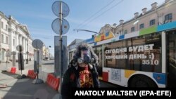 Illýustrasiýa suraty. Täze COVID çäklendirmelerini girizýän Sankt Peterburgda gaz maskasyny geýnen adam.