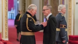 Принц Уэльский Чарльз и посол Чарльз Гарретт. Фото взято со страницы Посольства Великобритании в КР в «Фейсбуке».