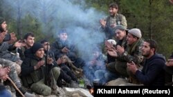 Афринда Туркия томонида туриб жанг қилаётган Озод Сурия армияси жанггарилари.