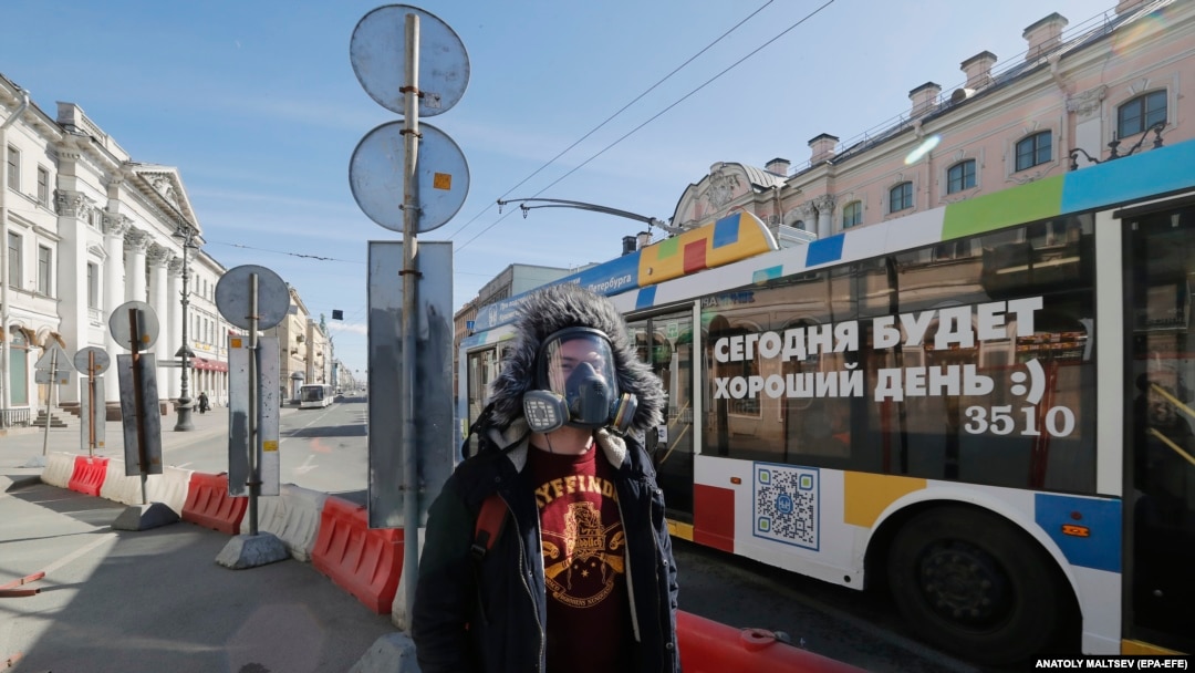 A man wears a protective gas mask in St. Petersburg, where new COVID-19 restrictions are set to be implemented. (file photo)