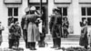 Нямецкія і савецкія афіцэры падчас параду, які адбыўся ў час афіцыйнай працэдуры перадачы Брэст-Літоўска і «Брэсцкай крэпасьці» савецкаму боку падчас уварваньня ў Польшчу войскаў Нямеччыны. 22 верасьня 1939 году 