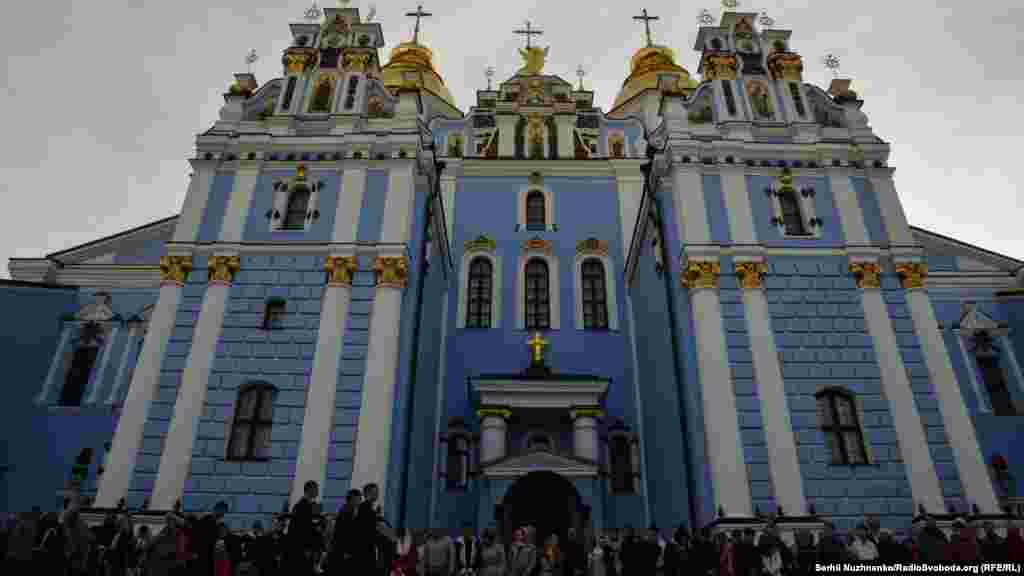 Христос Воскрес!&nbsp;Сонце&nbsp;сходить&nbsp;над&nbsp;Михайлівським&nbsp;Золотоверхим монастирем