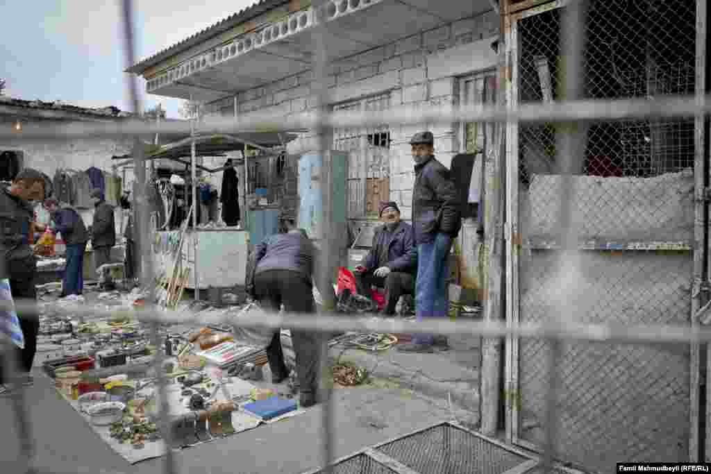 Bu bazarda hər nə desən tapmaq olar: entik əşyalar, köhnə paltarlar, metal, elektrik əşyalar, nimdaş paltarlar və daha nələr nələr. Məsələn, sobanızın sinisi sınıbsa, itibsə, oradan rahatlıqla tapa bilərsiniz.