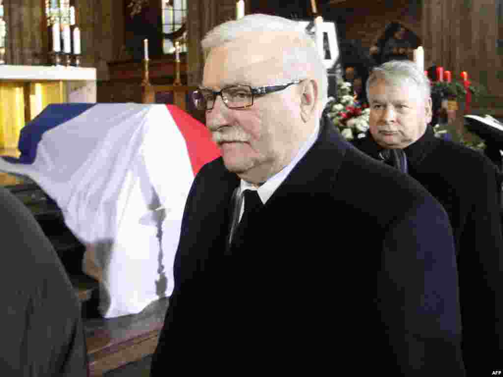 لخ والسا، رئیس جمهور پیشین لهستان به همراه یاروسلاو کاچینسکی، نخست وزیر سابق و رهبر اپوزیسیون این کشور در مراسم یادبود واتسلاو هاول/ پراگ، دوم دی ماه ۹۰