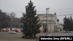 The bill was filed by Liberal deputy Valeriu Munteanu, who said that a growing number of Moldovans preferred to celebrate Christmas according to the Western calendar.