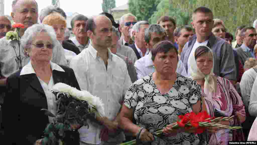 Valentina Sturza (stânga), preşedinta Asociaţiei Foştilor Deportaţi şi Deţinuţi Politici din Moldova