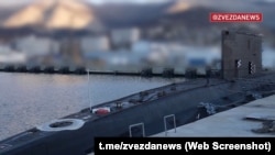 Російський підводний човен у порту Новоросійська, який, як стверджує СБУ, був пошкоджений українськими підводними безпілотниками. Кадр з відео, поширеного 16 грудня Міністерством оборони РФ