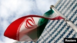 پرچم ایران مقابل مقر آژانس بین‌المللی انرژی اتمی 