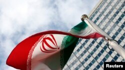 Steagul iranian fluturînd în fața Agenției internaționale atomice de la Viena (IAEA) 