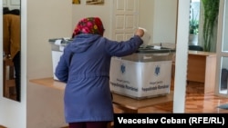 O alegătoare votând la o secție din orașul Ialoveni pentru turul II al prezidențialelor românești. Vineri, 16 mai.