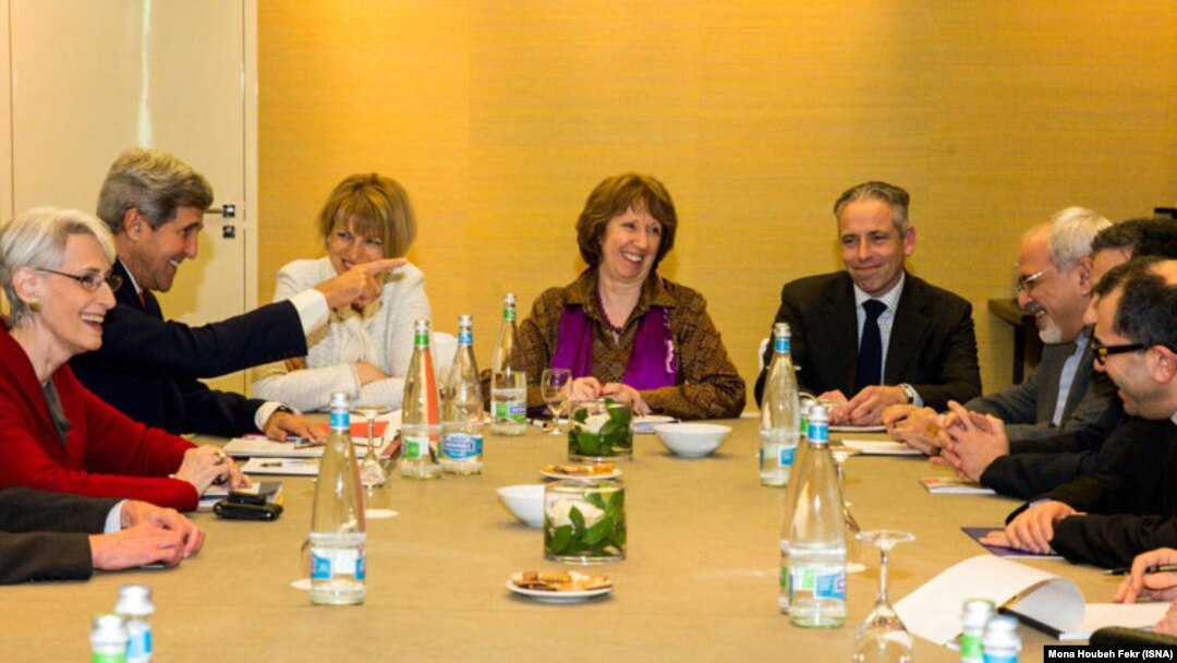 Amerika Birləşmiş Ştatlarının dövlət katibi John Kerry İran xarici işlər naziri Mohammad Javadla müzakirə zamanı