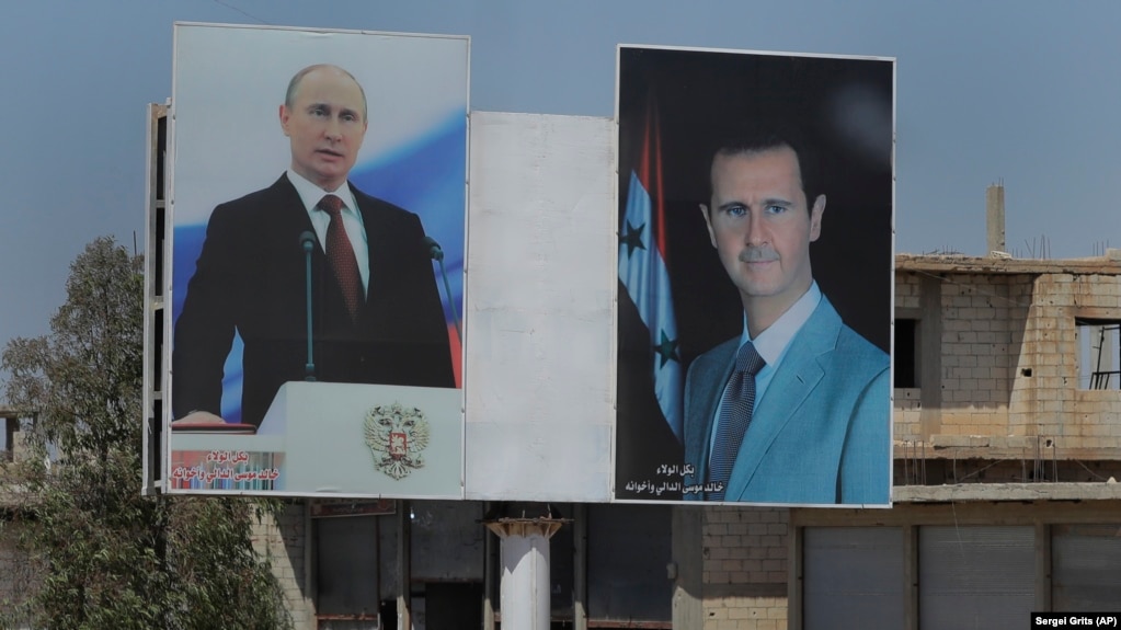 Портреты президентов России и Сирии на улице сирийского города Растан