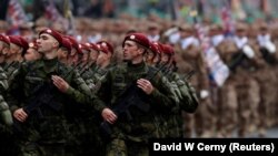 Чэскія вайскоўцы на парадзе 28 кастрычніка 2018 году, у 100-ю гадавіну незалежнасьці Чэхаславаччыны