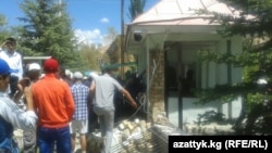 Митингующие взломали взломали ворота нарынского областного УВД. 30 мая 2013 года