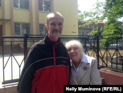 Михаил Фельдман с мамой Тамарой Губаревой после освобождения